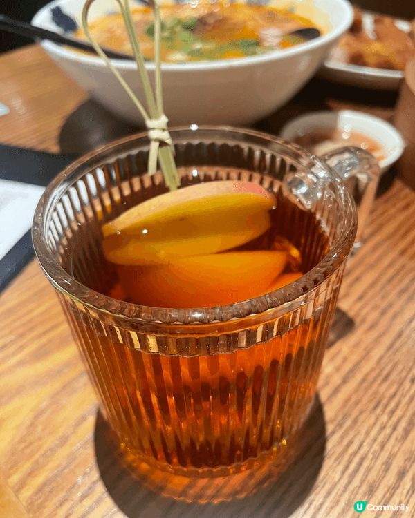 自助餐堪稱視覺與味覺的雙重饗宴。生猛海鮮區的波士頓龍蝦鉗肉質...
