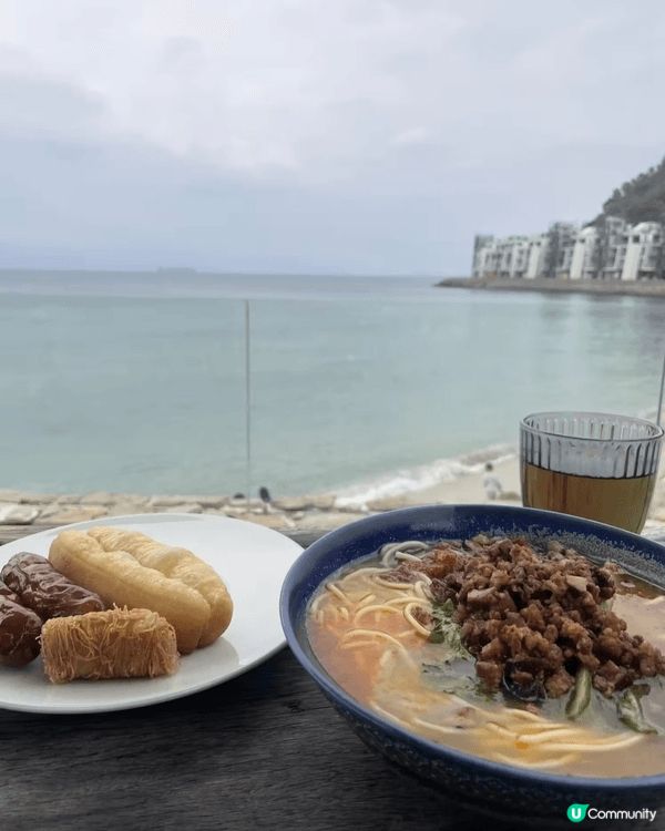 我哋喺呢間酒店享用自助早餐，雖然款式唔算好多，但一邊望住海景...