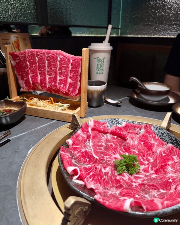湊湊台式半自助火煱，牛肉新鮮雪花均勻好吸睛，最愛自助區嘅香菇...