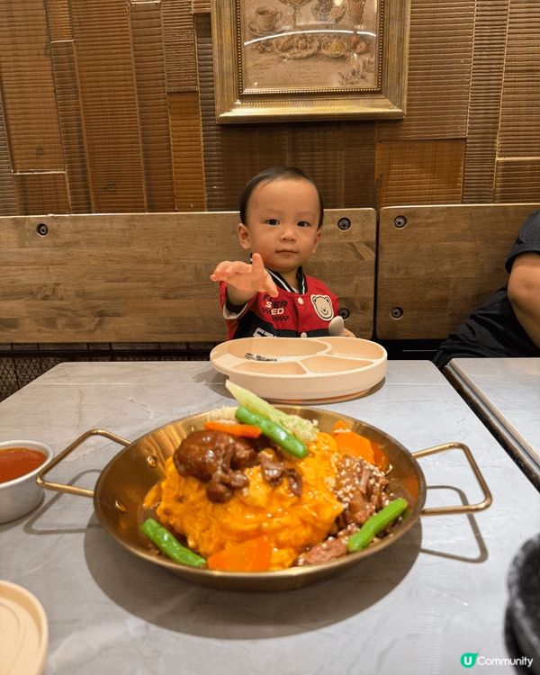 平時喜歡發掘特色餐廳及美食，同時記錄親子旅遊點滴，照片包含海...