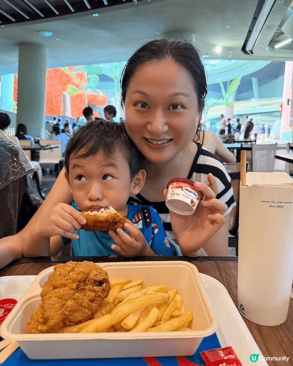 水上樂園滑梯同造浪池超刺激，玩到夠晒爽！狂歡過後一定要食個熱...