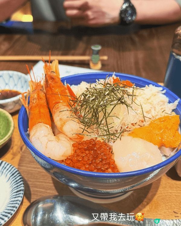 滿滿料嘅豪華海鮮丼！大蝦、帆立貝、海膽同魚子等食材鮮甜豐富，...