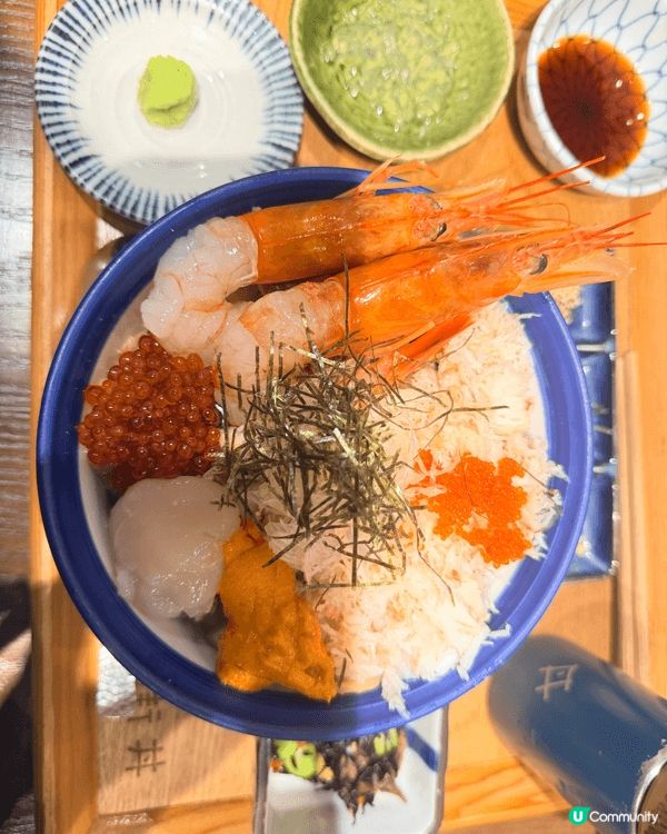 滿滿料嘅豪華海鮮丼！大蝦、帆立貝、海膽同魚子等食材鮮甜豐富，...