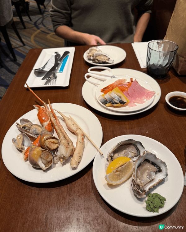 環境好好，可以睇到對面尖沙咀既景色，有生蠔，龍蝦食，都好好食...