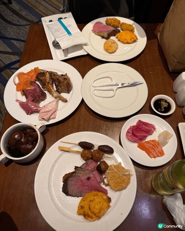 環境好好，可以睇到對面尖沙咀既景色，有生蠔，龍蝦食，都好好食...