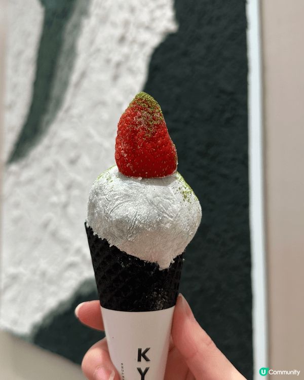 呢間日系專門店嘅甜品顏值真係逆天！特別係手拿住嘅草莓大福雪糕...