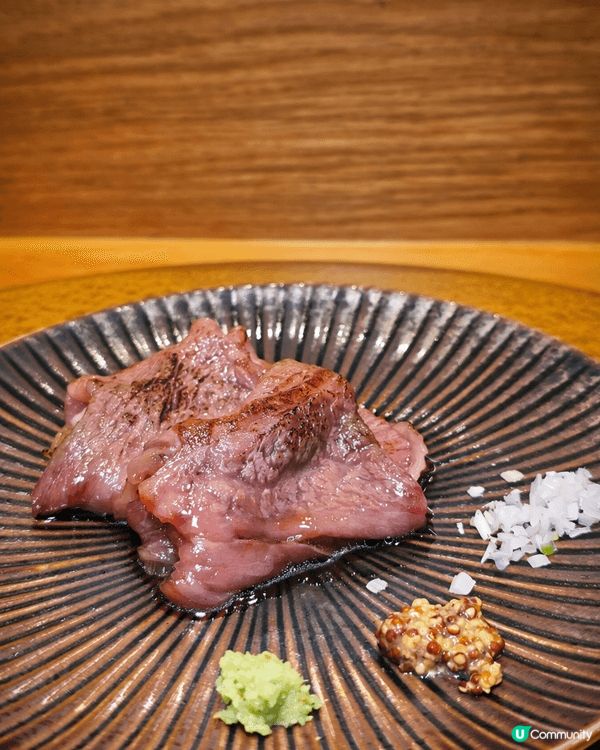 冰鎮生蠔與鱈場蟹腳非常新鮮肥美，入口鮮甜；現場即煎的和牛牛排...