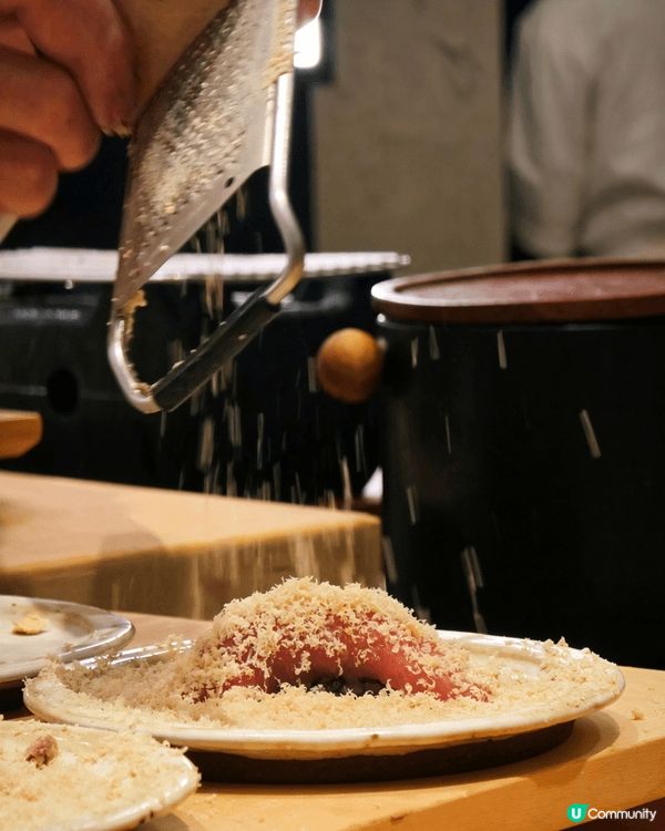 冰鎮生蠔與鱈場蟹腳非常新鮮肥美，入口鮮甜；現場即煎的和牛牛排...