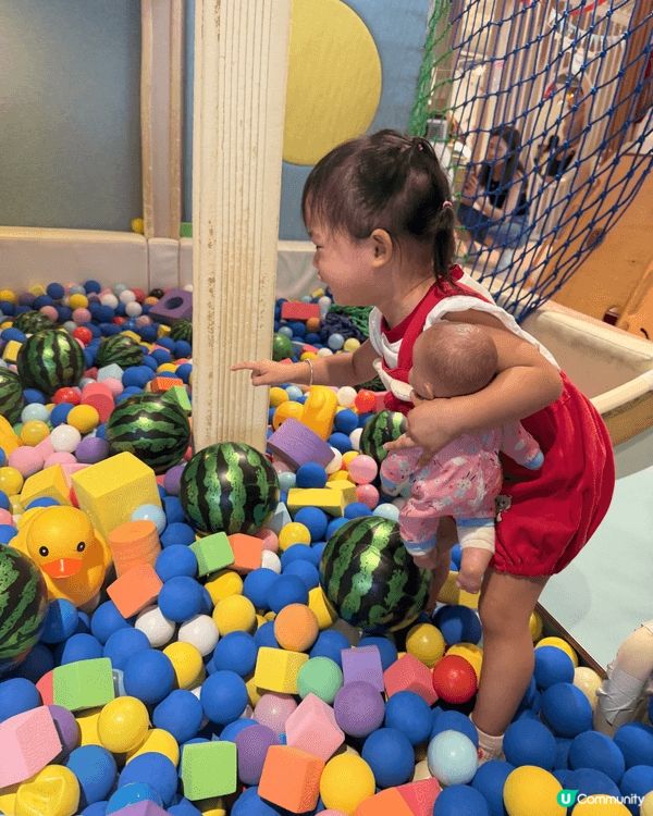 今次帶囡囡去到九龍灣紙飛機親子餐廳，遊樂區設施非常豐富，有巨...