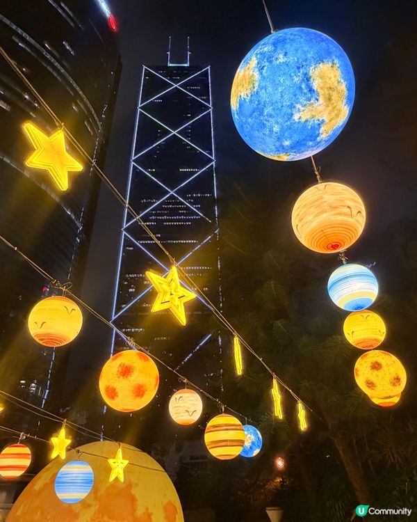 香港公園今年中秋設了靚靚打卡點!以星空宇宙做主題｡掛了幾排星...