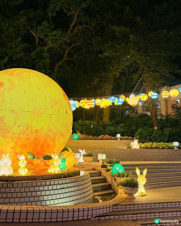 香港公園今年中秋設了靚靚打卡點!以星空宇宙做主題｡掛了幾排星...