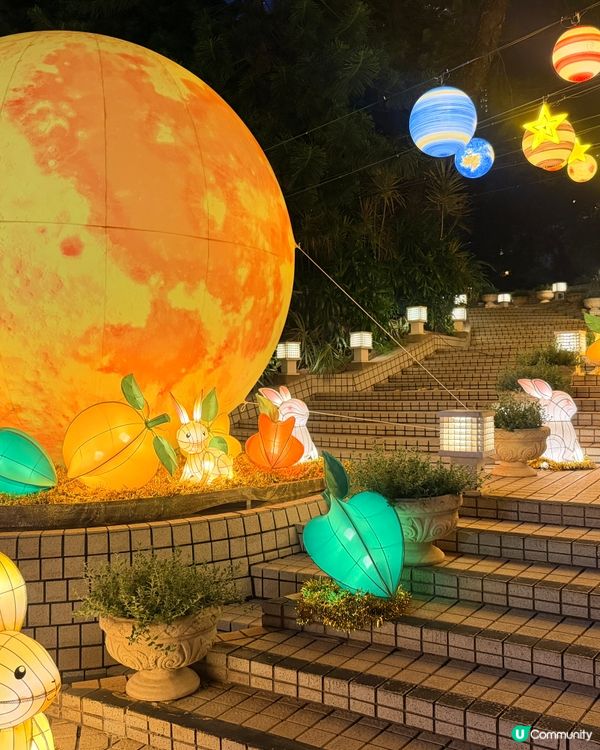 香港公園今年中秋設了靚靚打卡點!以星空宇宙做主題｡掛了幾排星...