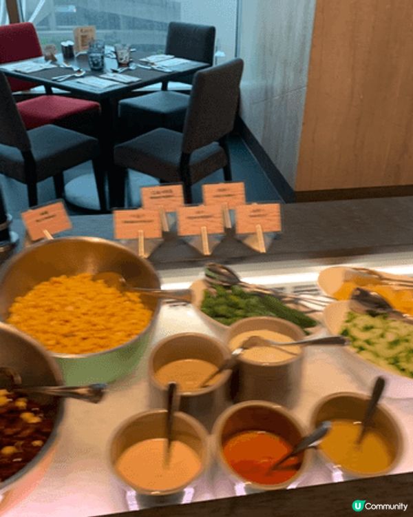 到尖沙咀青年會酒店再臨閣享用一頓豐富自助晚餐，各式各樣肉類、...