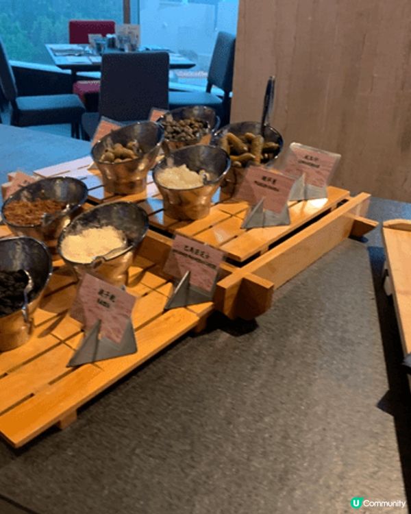到尖沙咀青年會酒店再臨閣享用一頓豐富自助晚餐，各式各樣肉類、...