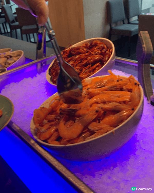 到尖沙咀青年會酒店再臨閣享用一頓豐富自助晚餐，各式各樣肉類、...