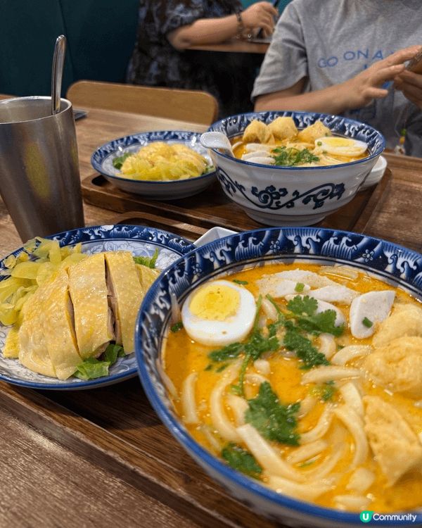 有日同朋友去完D2睇戲，去咗呢間Bugis餐廳食飯。啲店員好...