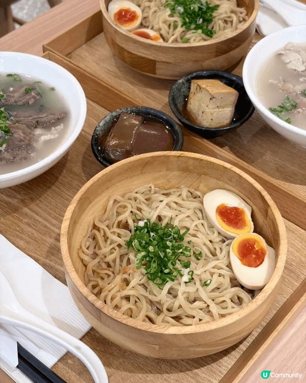 呢間係位於鰂魚涌的大師兄銷魂麵 面好彈牙 算係係香港比較好食...