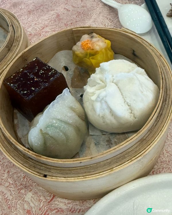 一家人去飲茶，食點心，傾吓偈，