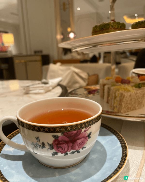 香港尖沙咀朗廷酒店廷廊的英式下午茶，以印花骨瓷茶具盛載三層架...
