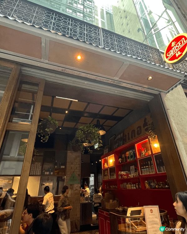 中環泰麵，平日去都要等半小時，招牌蟹肉炒飯有驚喜，蟹肉又多又...