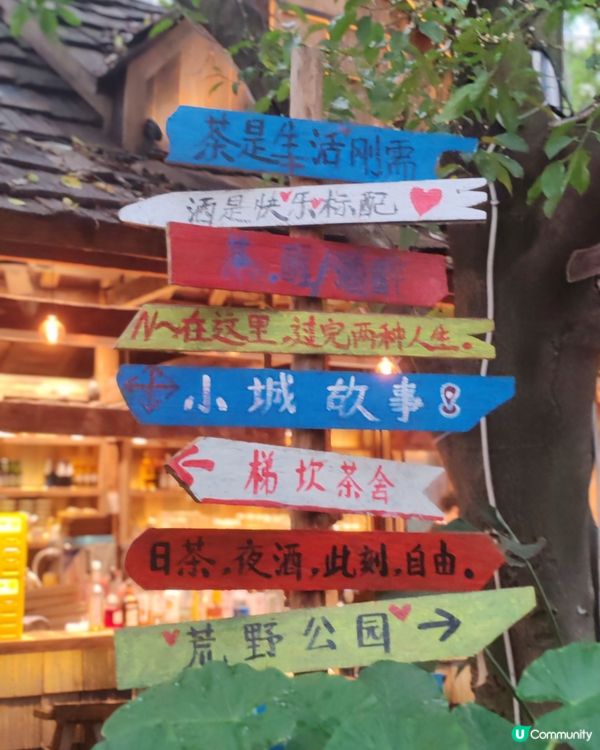 重慶，一座立體魔幻的山城。夜幕降臨，洪崖洞燈火璀璨，宛如宮崎...