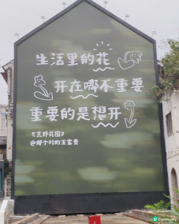 重慶，一座立體魔幻的山城。夜幕降臨，洪崖洞燈火璀璨，宛如宮崎...