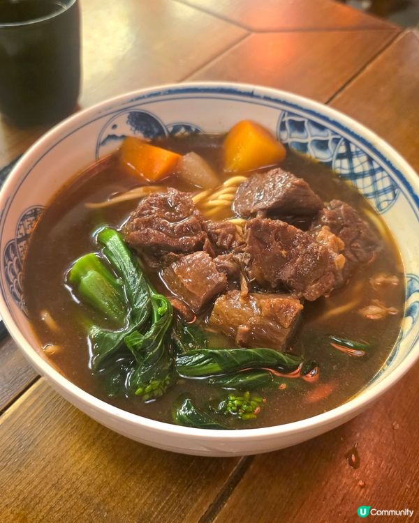 黃埔呢間九份飽，門口掛滿紅燈籠，入面仲有個九份大戲院嘅佈景板...