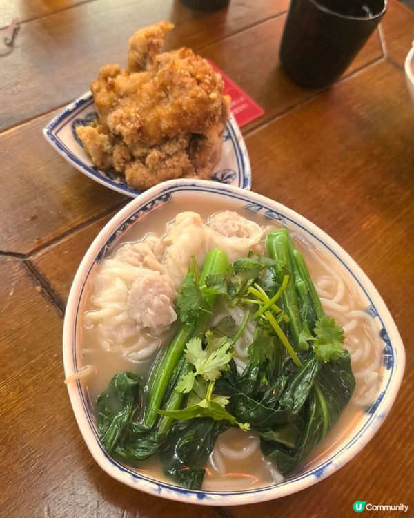 黃埔呢間九份飽，門口掛滿紅燈籠，入面仲有個九份大戲院嘅佈景板...