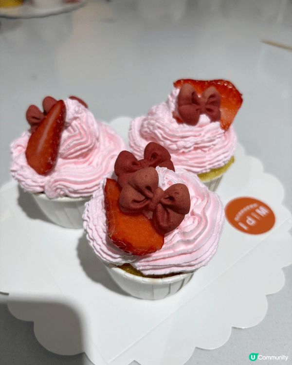 分享我去 DIY 自助烘焙店整草莓蝴蝶結 Cupcake 嘅...