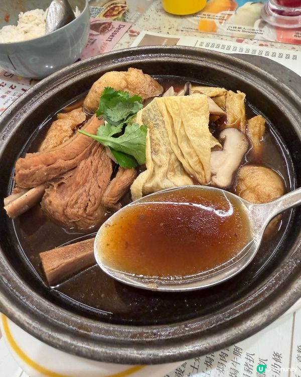 正在iSquare逛街後到晚飯時間了,正正對面馬路有間冰室,...