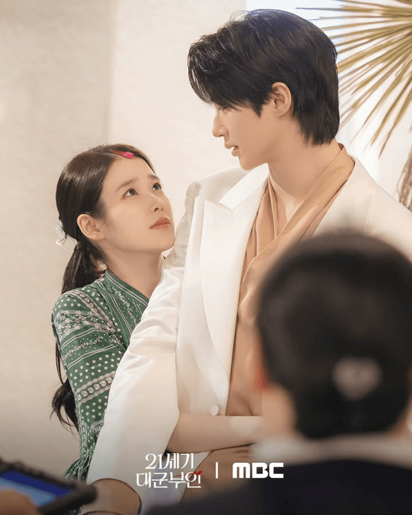 Disney+韓劇《21世紀大君夫人》爆紅❗️IU化身女總裁求婚邊佑錫😎💓3大亮點+評價爭議一篇睇🔥