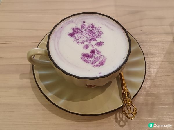 咖啡師細心製作的紫薯Latte，配上精緻擺盤的黑松露雞肉大蘑...