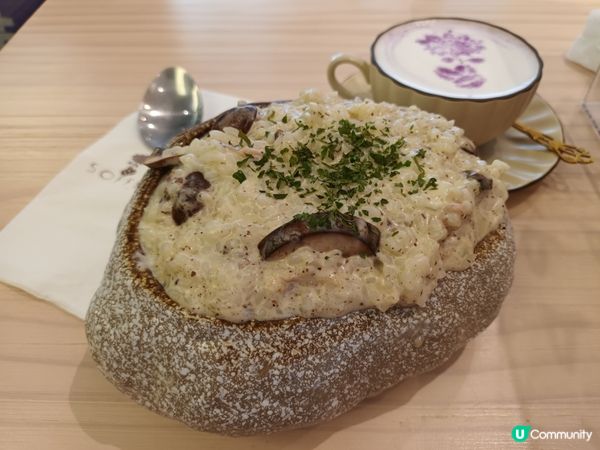 咖啡師細心製作的紫薯Latte，配上精緻擺盤的黑松露雞肉大蘑...