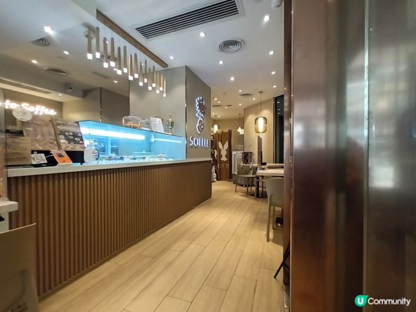 咖啡師細心製作的紫薯Latte，配上精緻擺盤的黑松露雞肉大蘑...