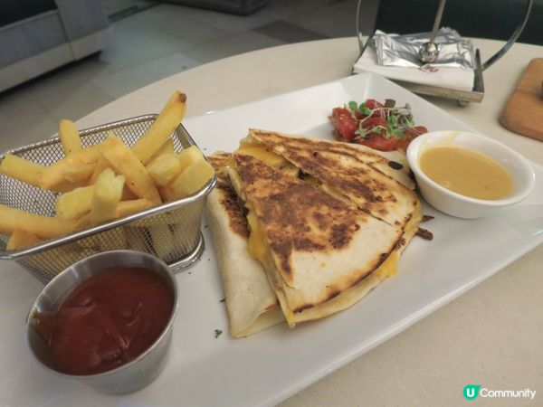 哥日嚟東涌shopping先知呢度有間咁靚景嘅outback...