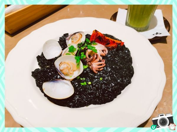 漆黑中的海鮮意大利飯