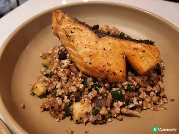 黑蒜香煎三文魚扒炒椰菜花飯