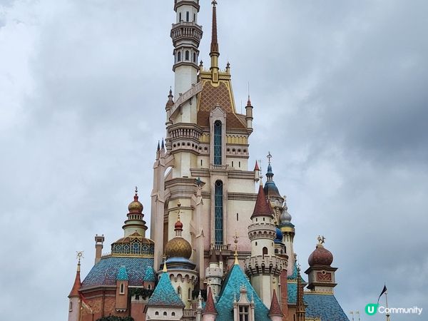 很喜歡?士尼新開的冰雪奇緣部份，很美，新的機動遊戲都很有驚喜...