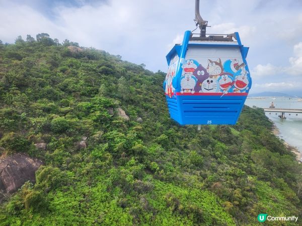 很喜歡?士尼新開的冰雪奇緣部份，很美，新的機動遊戲都很有驚喜...