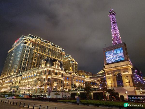 很喜歡?士尼新開的冰雪奇緣部份，很美，新的機動遊戲都很有驚喜...