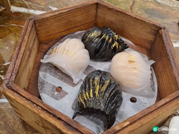 黑白蝦蛟在灣仔天樂里《中心》點心專門店提供，新鮮美味，又坐得...