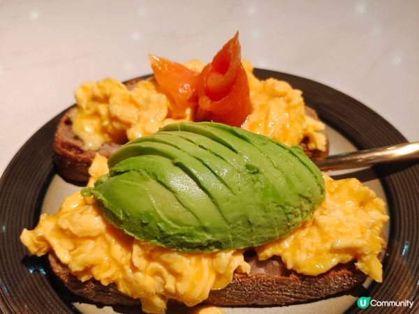 牧羊少年?牛油果煙三文魚炒蛋多士, 味道不錯, 賣相非常之精...