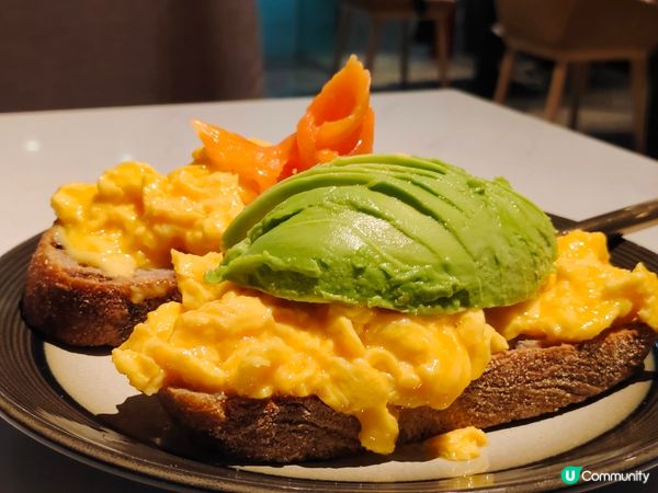 牧羊少年?牛油果煙三文魚炒蛋多士, 味道不錯, 賣相非常之精...