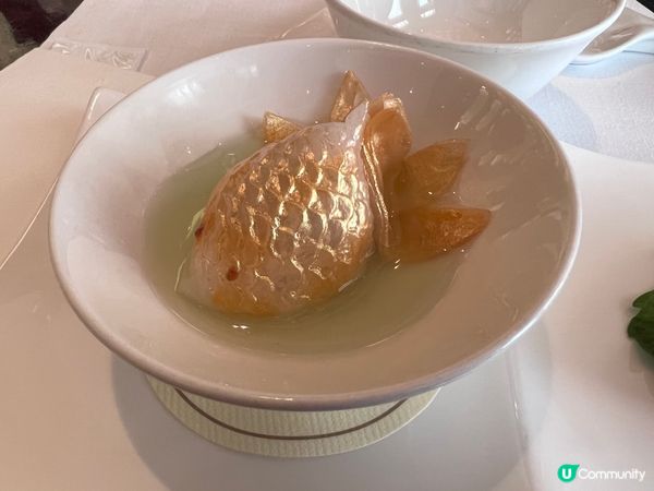 香港迪士尼樂園酒店內的晶荷軒，有很多精緻的點心，今次初嚐這個...