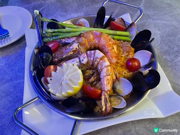 超抵美味又juicy即開生蠔$10一隻，西班牙海鮮炒飯，配啤...