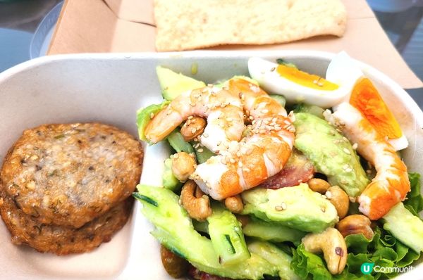 泰式魚餅併牛油果大蝦沙律連蝦片做午餐已經夠飽。