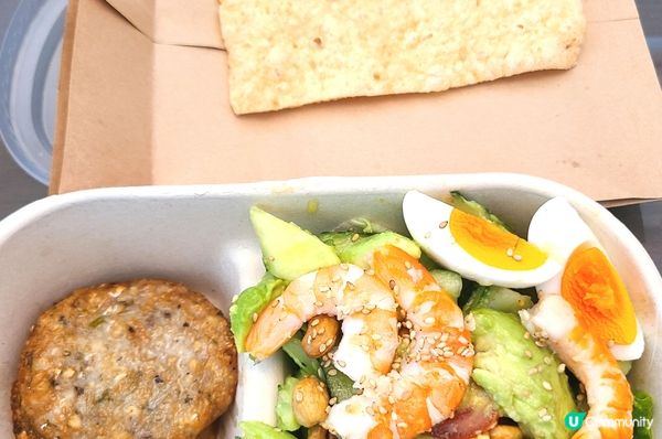 泰式魚餅併牛油果大蝦沙律連蝦片做午餐已經夠飽。