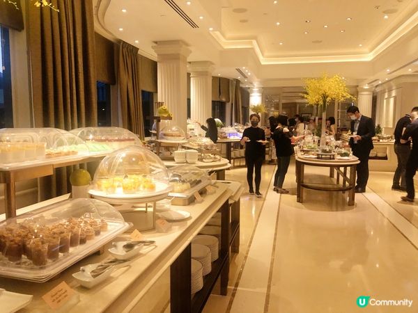 活左幾廿年，上星期終於有機會到半島酒店嘅露台餐廳食晚餐自助餐...