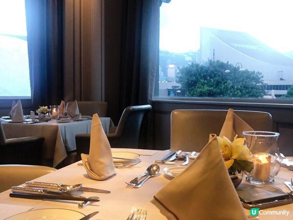 活左幾廿年，上星期終於有機會到半島酒店嘅露台餐廳食晚餐自助餐...