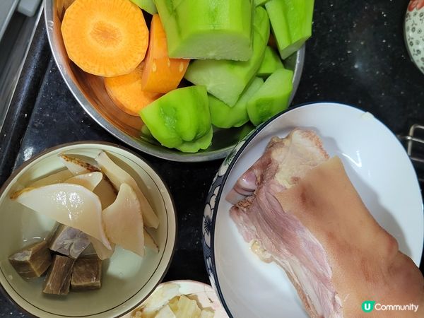 是日靚湯-合掌瓜紅蘿蔔螺肉咸豬手湯 